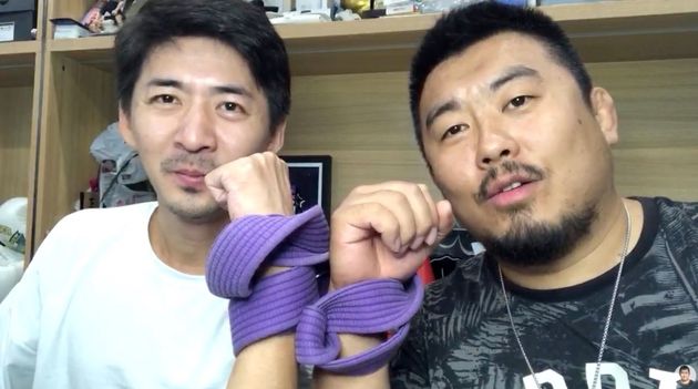 Youtubeに登場し、徐暁冬さん（右）から紫色の帯を贈られた陳秋実さん（左）