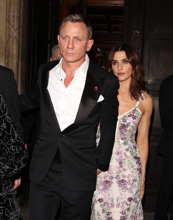 Με τη σύζυγο του, Ρέιτσελ Βάις μετά την πρεμιέρα του Spectre στο Λονδίνο, τον Οκτώβριο του 2015. 