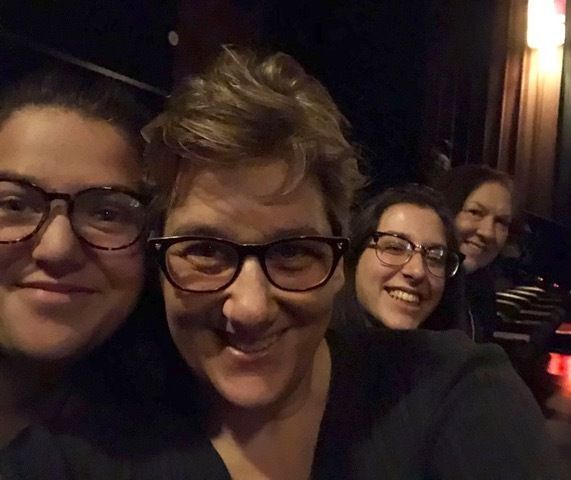 L’autrice, au centre, avec ses deux filles et leur seconde mère (à droite) au cinéma, en décembre 2019.