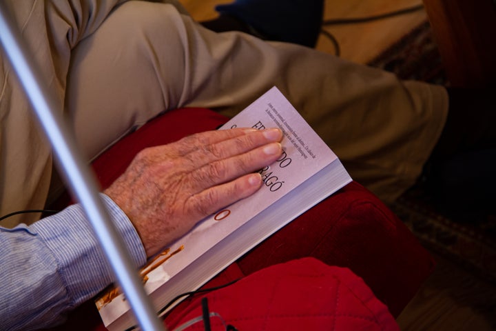 La mano de Dragó posada sobre el libro 'El Dorado'.