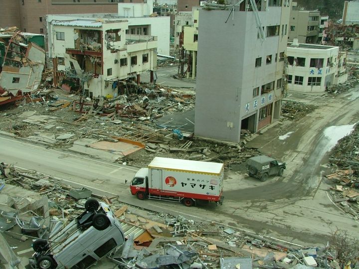東日本大震災で食料支援に走る山崎製パンのトラック