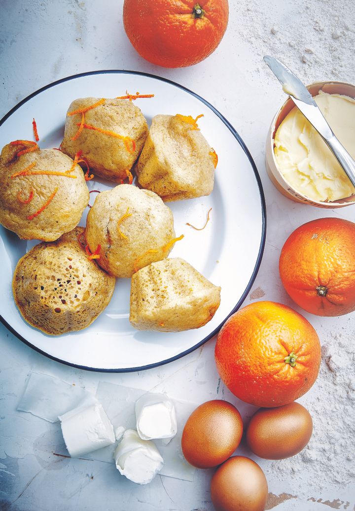 These rolls with apples and milk will be a great breakfast in autumn and winter.