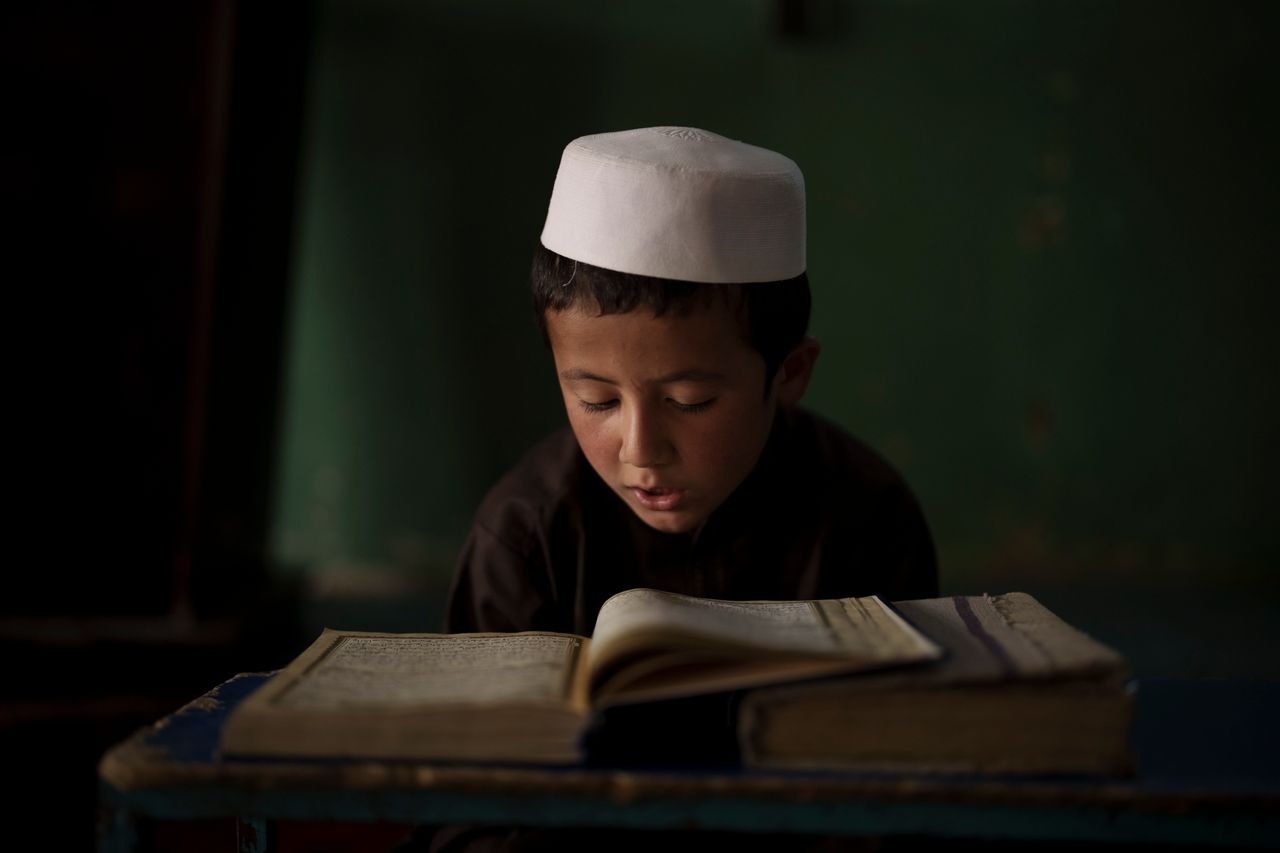 Ένας Αφγανός μαθητής διαβάζει το Κοράνι, το ιερό βιβλίο του Ισλάμ, σε έναν μεντρεσέ στην Καμπούλ του Αφγανιστάν, Τρίτη 28 Σεπτεμβρίου 2021. (AP Photo/Felipe Dana)