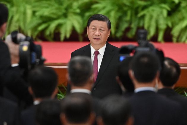El presidente chino, Xi Jinping, canta el himno nacional durante una recepción en el Gran Salón del Pueblo ...