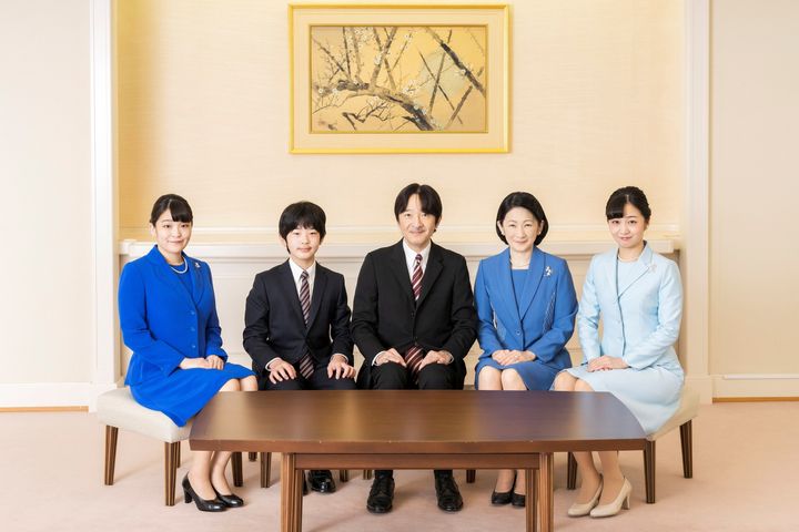 Από αριστερά, η πριγκίπισσα Μάκο, ο αδερφός της πρίγκιπας Χισαχίτο, ο πατέρας της και διάδοχος του θρόνου της Ιαπωνίας Ακισίνο, η μητέρα της πριγκίπισσα Κίκο και η αδερφή της πριγκίπισσα Κάκο, στην κατοικία τους στο Τόκιο, σε φωτογραφία που τραβήχτηκε στις 5 Δεκεμβρίου 2020 και παρείχε ο Αυτοκρατορικός Οργανισμός. Imperial Household Agency of Japan/Handout via REUTERS THIS IMAGE HAS BEEN SUPPLIED BY A THIRD PARTY. MANDATORY CREDIT.