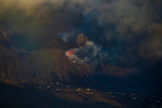The lava flow of the Cumbre Vieja volcano heads towards the