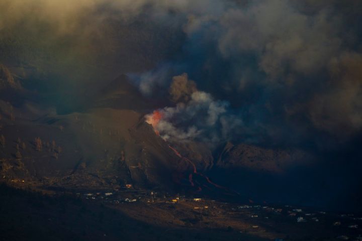 The lava flow of the Cumbre Vieja volcano heads towards the sea