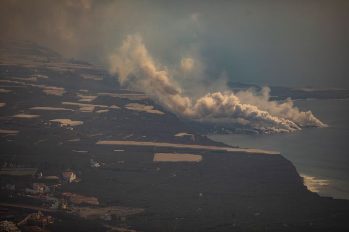 General view of the toxic cloud formed by the contact of the Cumbre Vieja volcano lava with the sea, from the viewpoint of El Time de La Palma