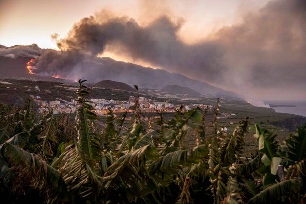 Lava flows from the Cumbre Vieja volcano towards the Atlantic Ocean on
