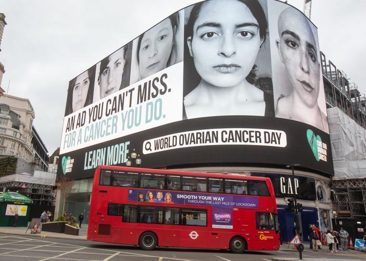 La autora apareció en un mural (segunda por la izquierda) en Piccadilly Circus (Londres) el Día Mundial del Cáncer de Ovario de 2021, junto con otras mujeres que comparten diagnóstico.