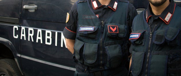 A Velletri Ex Carabiniere Uccide La Moglie E Si Suicida Gettandosi Dal Terzo Piano L Huffpost