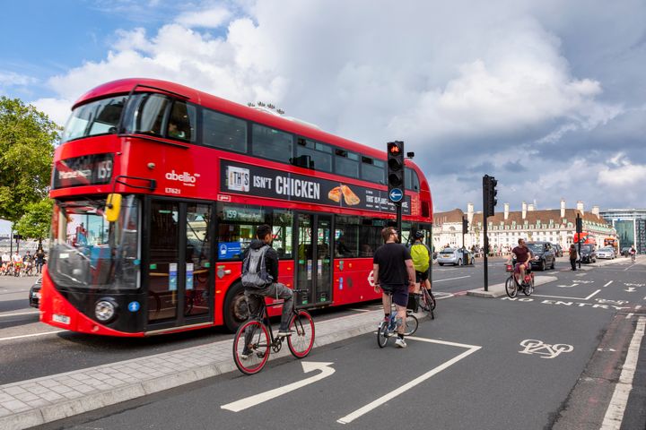 ロンドンのシンボルでもある2階建ての赤い路線バス