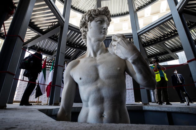 A Expo-Dubai il David di Michelangelo con le parti intime nascoste: "Censura? È per guardarlo negli occhi" | L