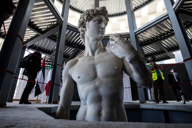 A Expo-Dubai il David di Michelangelo con le parti intime nascoste:  &quot;Censura? È per guardarlo negli occhi&quot; | L
