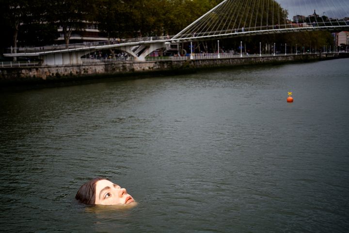 スペイン・ビルバオのネルビオン川に浮かんだ巨大な女性の顔の彫像「ビハール」（9月27日撮影）