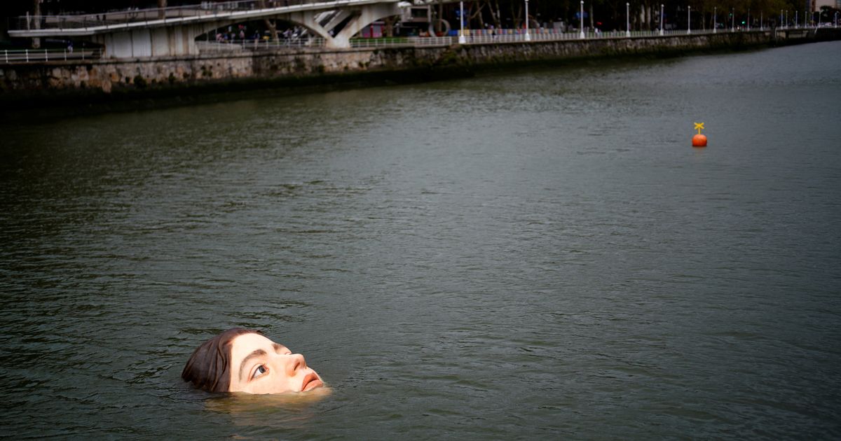 巨大な女性の顔 スペインの川に出現 その目的とは 動画 画像集 ハフポスト アートとカルチャー