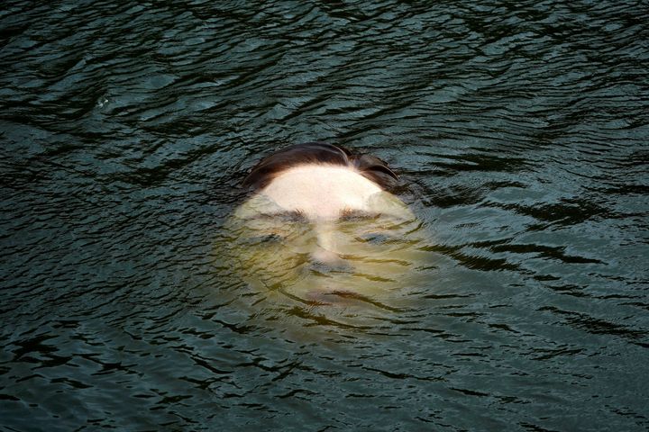 スペイン・ビルバオのネルビオン川に浮かんだ巨大な女性の顔の彫像「ビハール」（9月27日撮影）