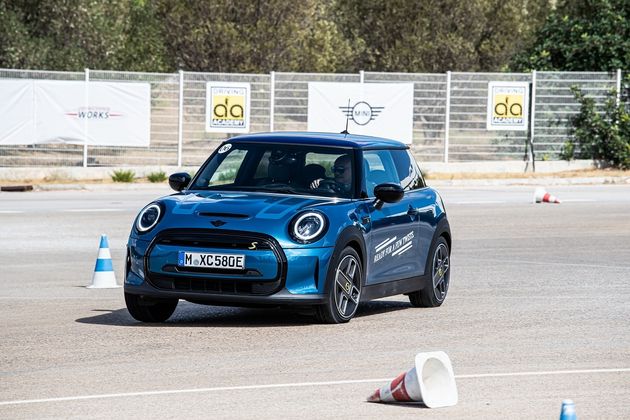 Το ηλεκτρικό MINI τα «έβαλε» με τα πανίσχυρα John Cooper