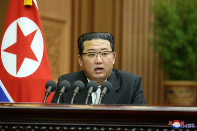 Kim Jong Un, ici prononçant un discours lors de la 14e Assemblée populaire suprême de la République populaire démocratique de Corée à Pyongyang, en Corée du Nord, le 30 septembre 2021.