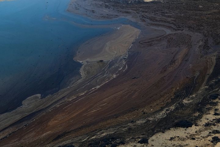 Πετρέλαιο ξεβράστηκε στην παραλία Χάντινγκτον στην Καλιφόρνια, την Κυριακή, 3 Οκτωβρίου 2021. Μια μεγάλη διαρροή πετρελαίου στις ακτές της Νότιας Καλιφόρνια ρύπανε τις δημοφιλείς παραλίες και σκότωσε ζώα, ενώ τα πληρώματα προσπαθούσαν να περιορίσουν το αργό πετρέλαιο προτού εξαπλωθεί περαιτέρω σε προστατευόμενους υγροβιότοπους Το (AP Photo/Ringo H.W. Chiu)