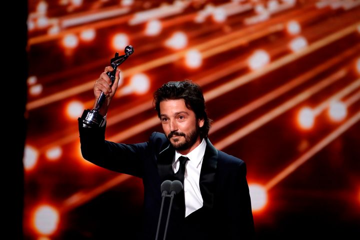 El actor mexicano Diego Luna recoge el Premio Platino de Honor, durante la ceremonia de entrega de los Premios Platino del Cine y el Audiovisual Iberoamericano que se celebra este domingo en Madrid.
