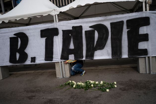 Devant le Vélodrome, les supporters de l'OM ont rendu hommage à Bernard Tapie, ancien président du club. (AP Photo/Daniel Cole)