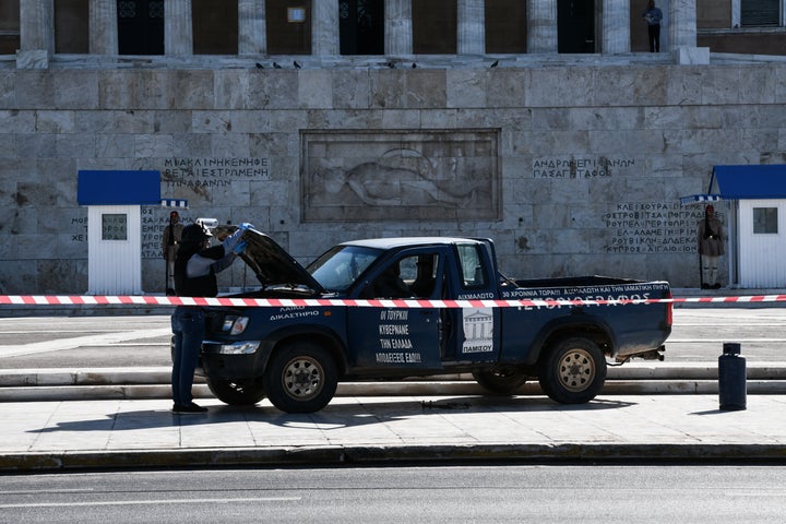 Ανέβηκε στον Άγνωστο Στρατιώτη με το αγροτικό