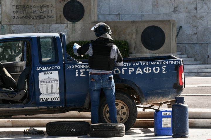 Ανέβηκε στον Άγνωστο Στρατιώτη με το αγροτικό