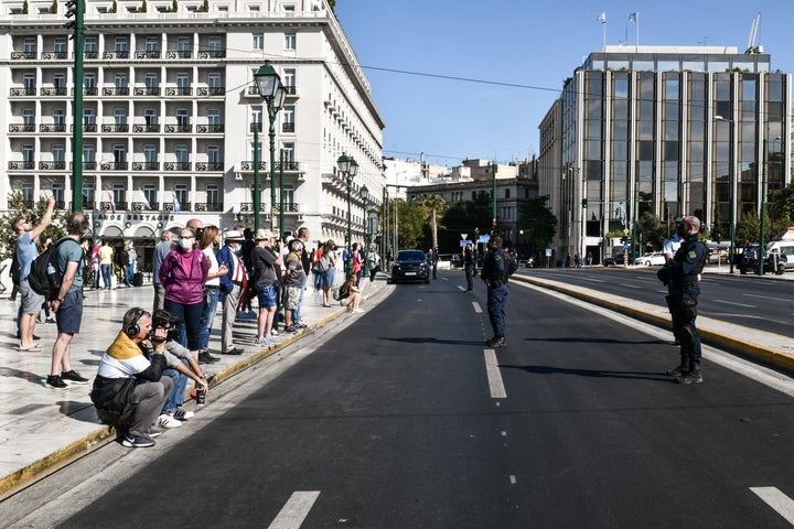 Ανέβηκε στον Άγνωστο Στρατιώτη με το αγροτικό