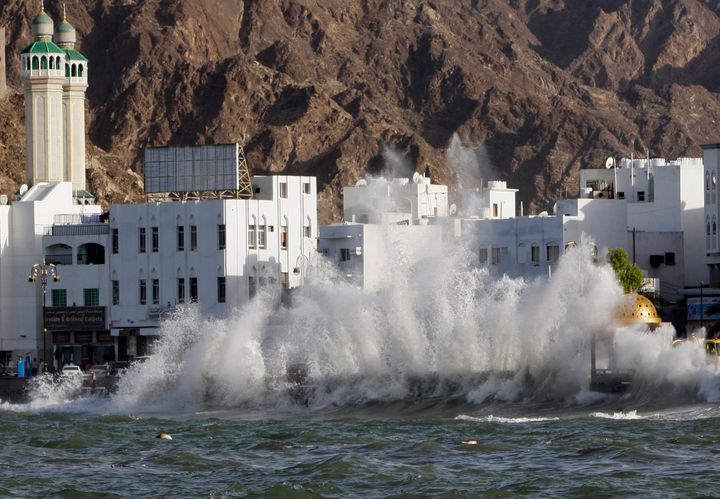 Τεράστια κύματα χτυπούν την ακτή του Μουσκάτ στο Ομάν 