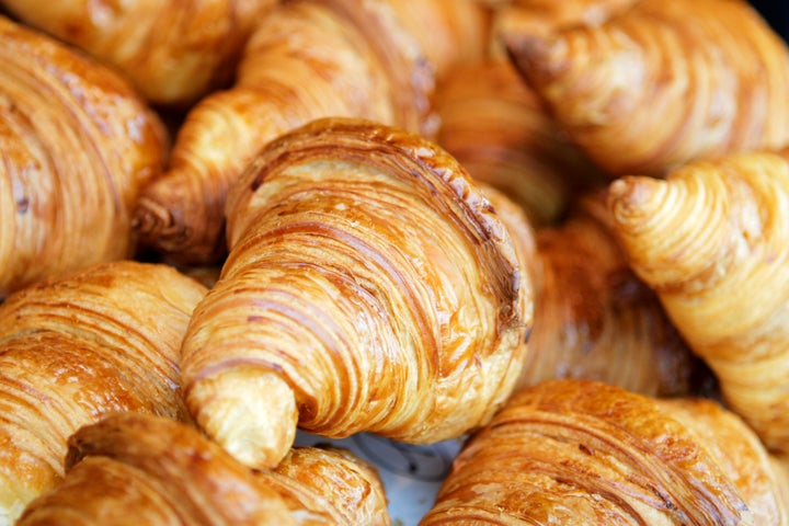 Un croissant de mantequilla
