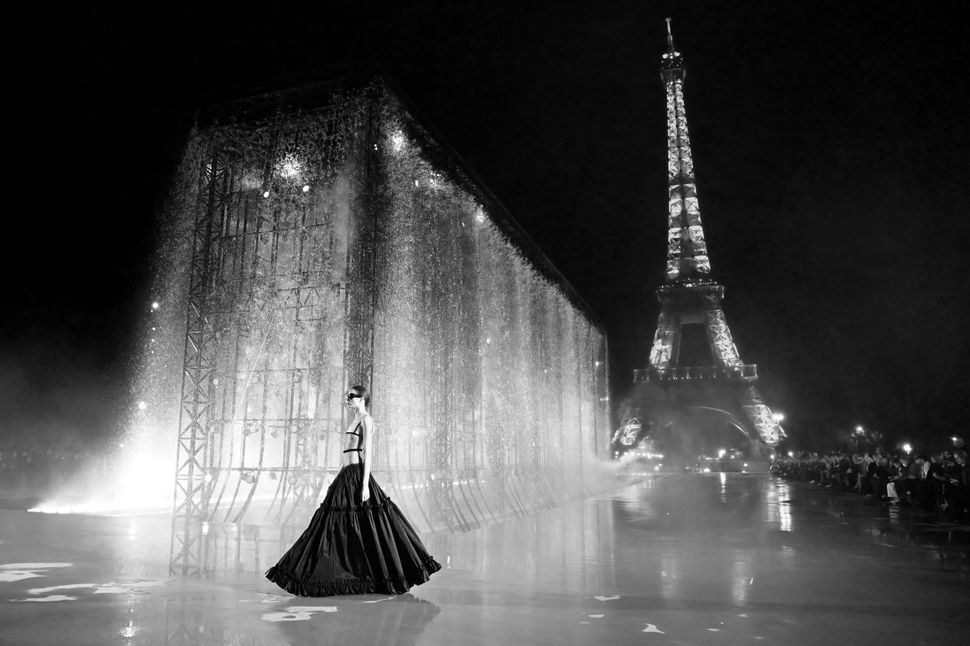 Ένα μοντέλο περπατάει στην πασαρέλα κατά τη διάρκεια της επίδειξης του οίκου Saint Laurent για την άνοιξη και το καλοκαίρι 2022 στο πλαίσιο της εβδομάδας μόδας του Παρισιού στις 28 Σεπτεμβρίου 2021 στην Γαλλία. 