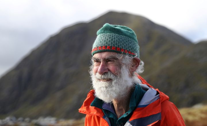 O 81χρονος που σκαρφαλώνει στα σκωτσέζικα βουνά για την άρρωστη σύζυγό του