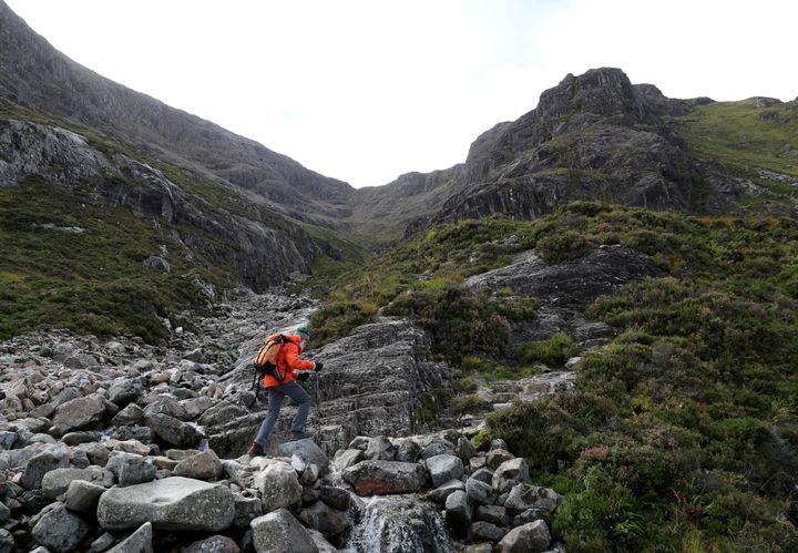 O 81χρονος που σκαρφαλώνει στα σκωτσέζικα βουνά για την άρρωστη σύζυγό του