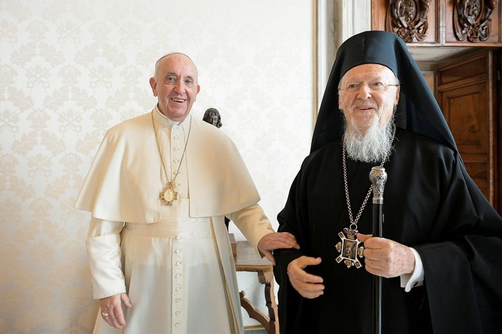 Ο Πάπας Φραγκίσκος συναντιέται με τον Οικουμενικό Πατριάρχη Βαρθολομαίο Α 'στη βιβλιοθήκη του Αποστολικού Παλατιού στο Βατικανό, 4 Οκτωβρίου 2021.