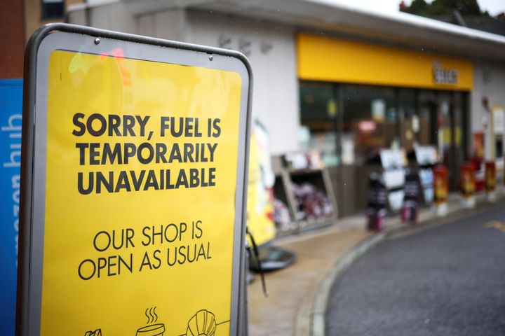 Οι ελλείψεις στα καύσιμα αποκάλυψαν ένα βαθύτερο πρόβλημα. REUTERS/Henry Nicholls/File Photo