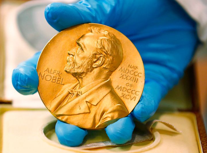 Το χρυσό μετάλιο που συνοδεύει τα βραβεία Νόμπελ.