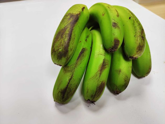 Una mano de plátanos afectados por la ceniza del