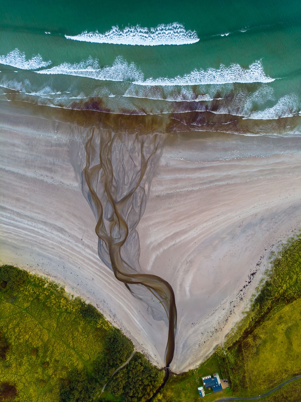 Ποτάμι ενώ εκβάλλει στην παραλία Μαρμπλ Χιλ, λίγο πριν την ανατολή του ηλίου.Ο φωτογράφος Οζγκούν Οζντεμίρ, της έδωσε τον τίτλο, «Η αορτή της Μαρμπλ Χιλ».