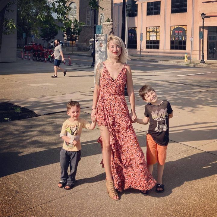 La autora con sus dos hijos.