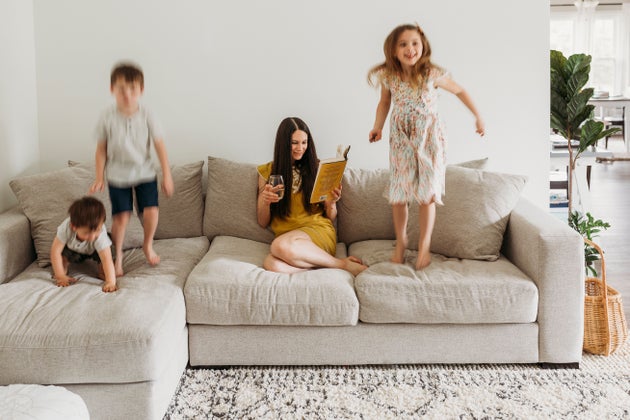 Évidemment, les enfants me grimpaient dessus, menaçant de renverser le verre et de mettre fin à cette comédie. Je me dépêchais de les remettre au lit, impatiente de retrouver mon verre et de passer du temps seule avec lui, me demandant ensuite quels souvenirs sensoriels j’étais en train de forger pour mes enfants quand je les embrassais pour leur souhaiter bonne nuit.