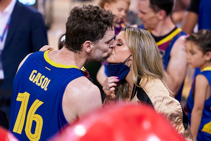 Pau Gasol besa a su mujer, Catherine McDonnell, tras ganar el Barça la Liga ACB el 15 de junio de 2021 en Barcelona.i