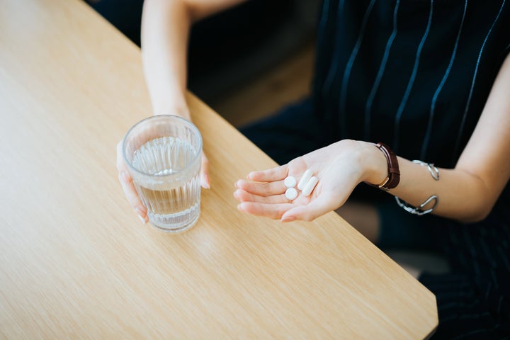 経口で薬を服用するイメージ写真