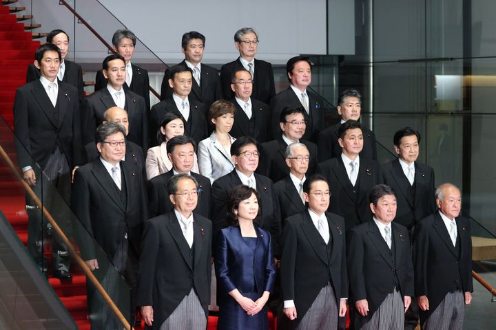 岸田文雄首相（前列中央）ら＝2021年10月04日