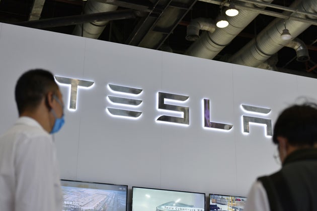 Logo Tesla dans un salon, en Chine, en