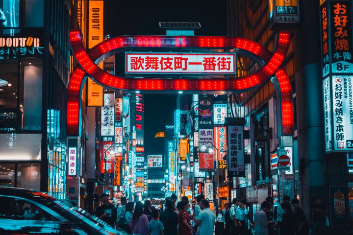 El barrio de Kabukicho, Shinjuku (Tokio), de noche.