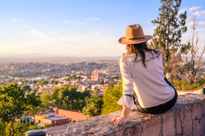 Una mujer disfruta de las vistas en San Miguel de Allende, México.