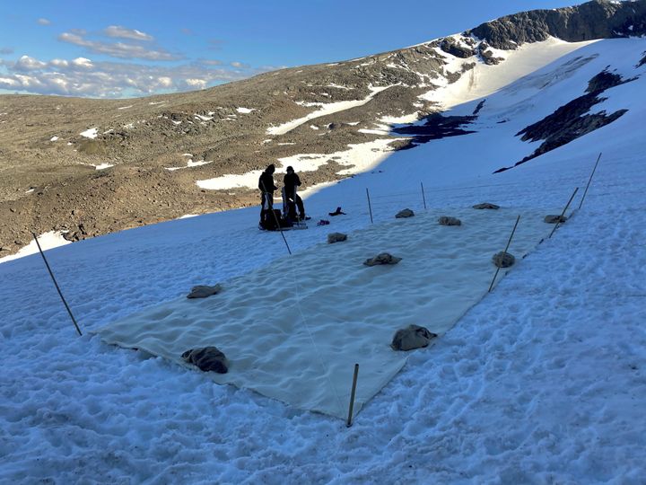 Ένα πανί καλύπτει τον παγετώνα Helags σε ένα μικρό σημείο 