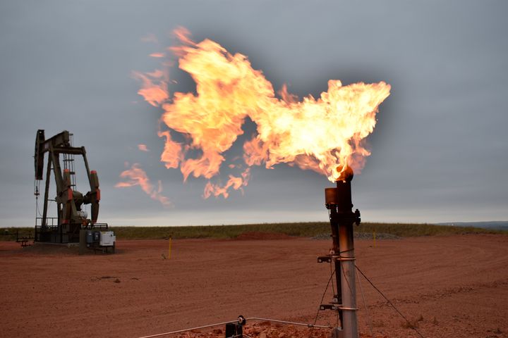 26 Αυγούστου 2021. Μία φλόγα ξεπηδά από εγκατάσταση καύσης φυσικού αερίου, την ώρα που αγορές και καταναλωτές αγωνιούν για την ακρίβεια που αναμένεται να φέρει στην θέρμανση για τον χειμώνα η άνοδος των διεθνών τιμών. (AP Photo/Matthew Brown)
