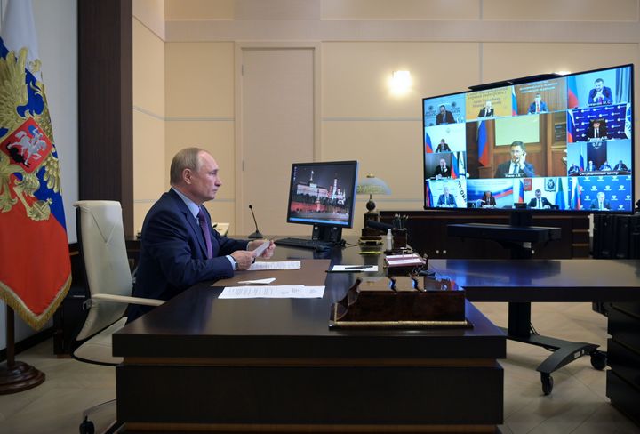 Ο Ρώσος πρόεδρος Βλαντιμίρ Πούτιν σε βιντεοδιάσκεψη για την ανάπτυξη της ρωσικής ενεργειακής βιομηχανίας στην κρατική κατοικία Novo -Ogaryovo έξω από τη Μόσχα, Ρωσία 6 Οκτωβρίου 2021. Sputnik/Alexei Druzhinin/Κρεμλίνο μέσω REUTERS